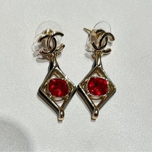 Fashion earrings with gold accent